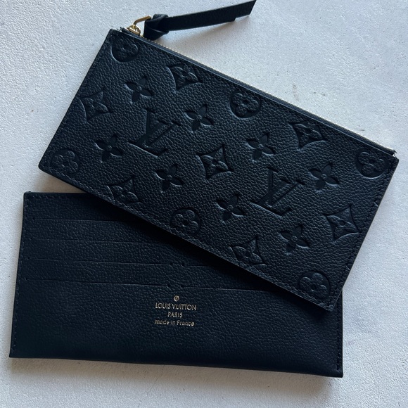 Handbags - Black wallet with gold zipper🖤♟️🗝️